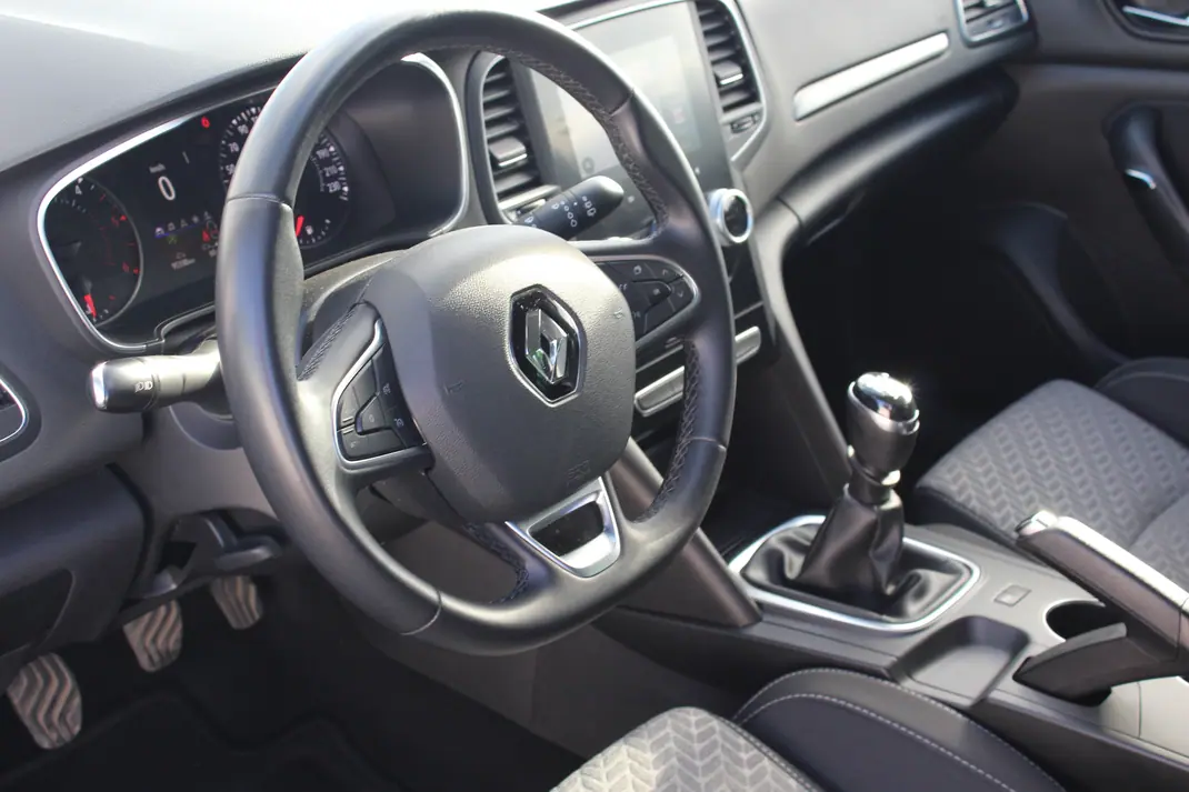 Renault Mégane Sport Tourer 2021 - 14490 EUR, 95250 km - AUTO.MOTO.pt - 95250km - foto 6 de 10