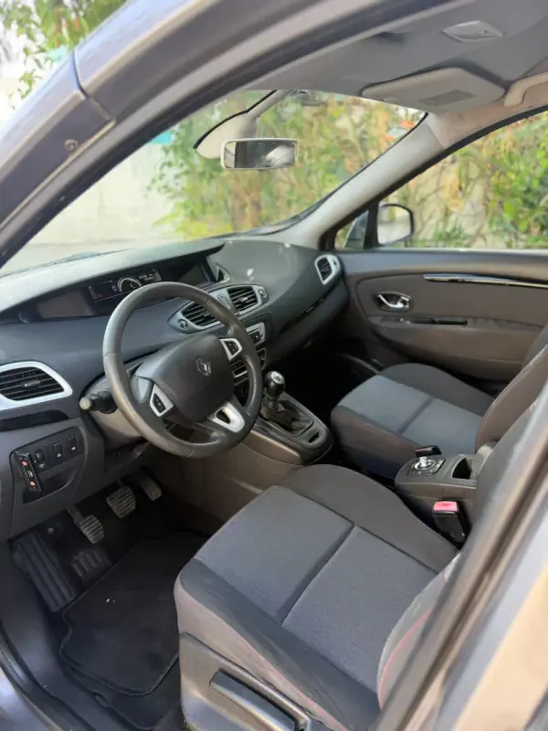 Renault Scénic 2012 - 11900 EUR, 251393 km - AUTO.MOTO.pt - 251393km - foto 8 de 9