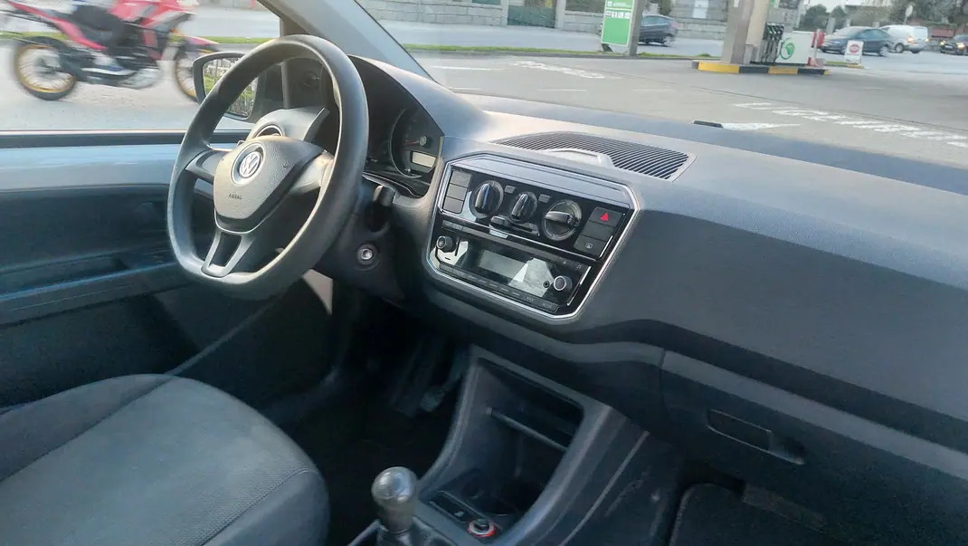 Volkswagen Up! 2016 - 6500 EUR, 85000 km - AUTO.MOTO.pt - 85000km - foto 9 de 13
