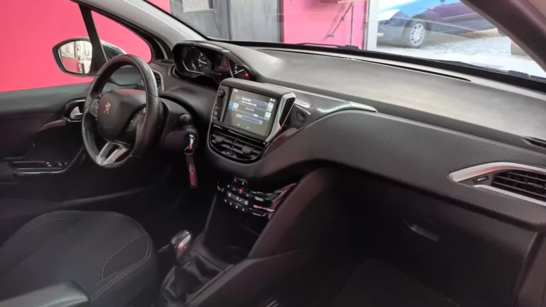Peugeot 208 2016 - 11690 EUR, 138481 km - AUTO.MOTO.pt - 138481km - foto 43 de 54