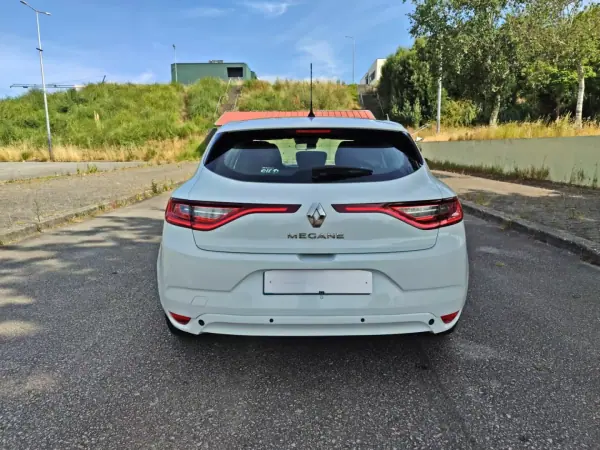 Renault Mégane 2016 - 10500 EUR, 136472 km - AUTO.MOTO.pt - 136472km - foto 4 de 15