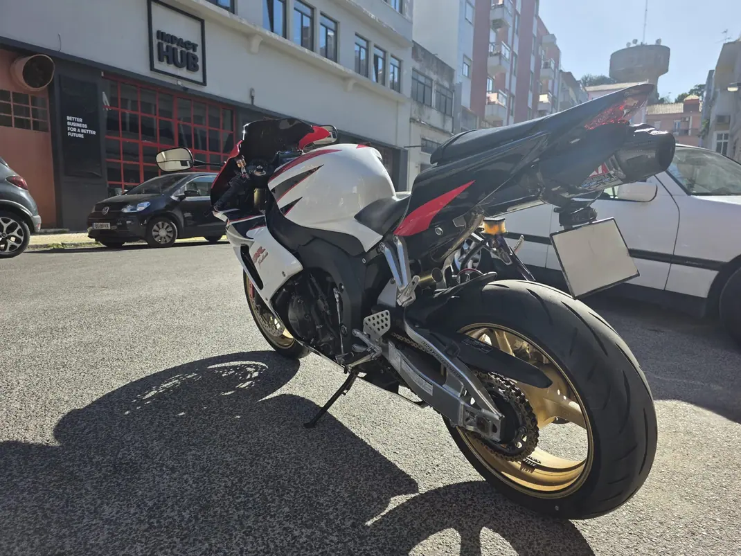 Honda CBR 1000RR 2008 - 7000 EUR, 31303 km - AUTO.MOTO.pt - 31303km - foto 4 de 12