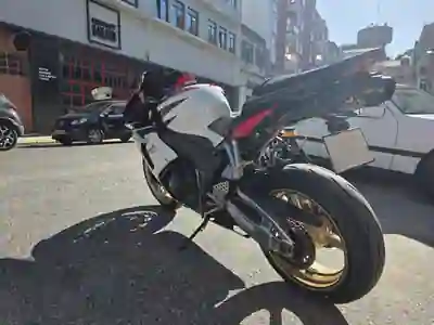 Honda CBR 1000RR 2008 - 7000 EUR, 31303 km - AUTO.MOTO.pt - 31303km - foto 4 de 12