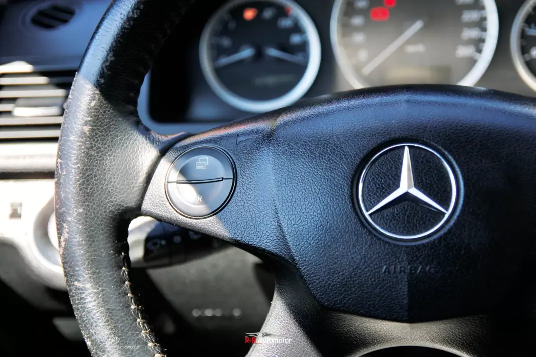 Mercedes-Benz C 200 2010 - 10990 EUR, 290000 km - AUTO.MOTO.pt - 290000km - foto 17 de 24