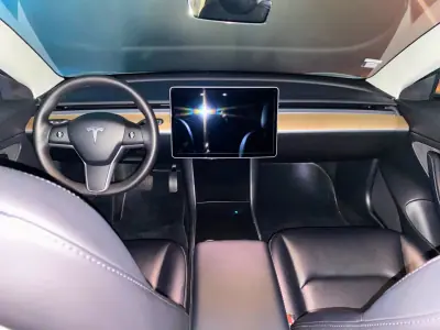 Tesla Model 3 2020 - 29900 EUR, 108726 km - AUTO.MOTO.pt - 108726km - foto 28 de 36