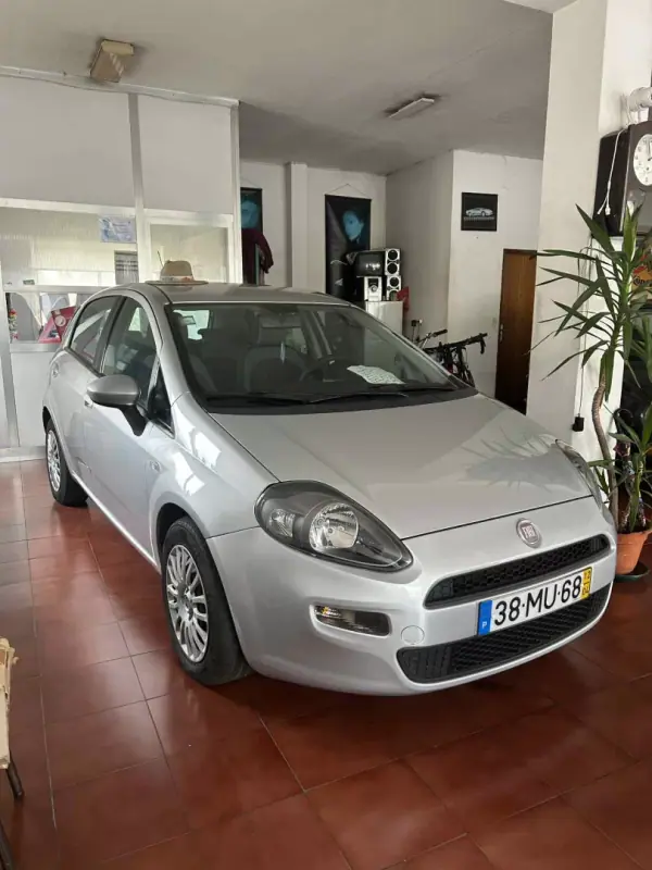 Fiat Punto 2012 - 7990 EUR, 201200 km - AUTO.MOTO.pt - 201200km - foto 2 de 12