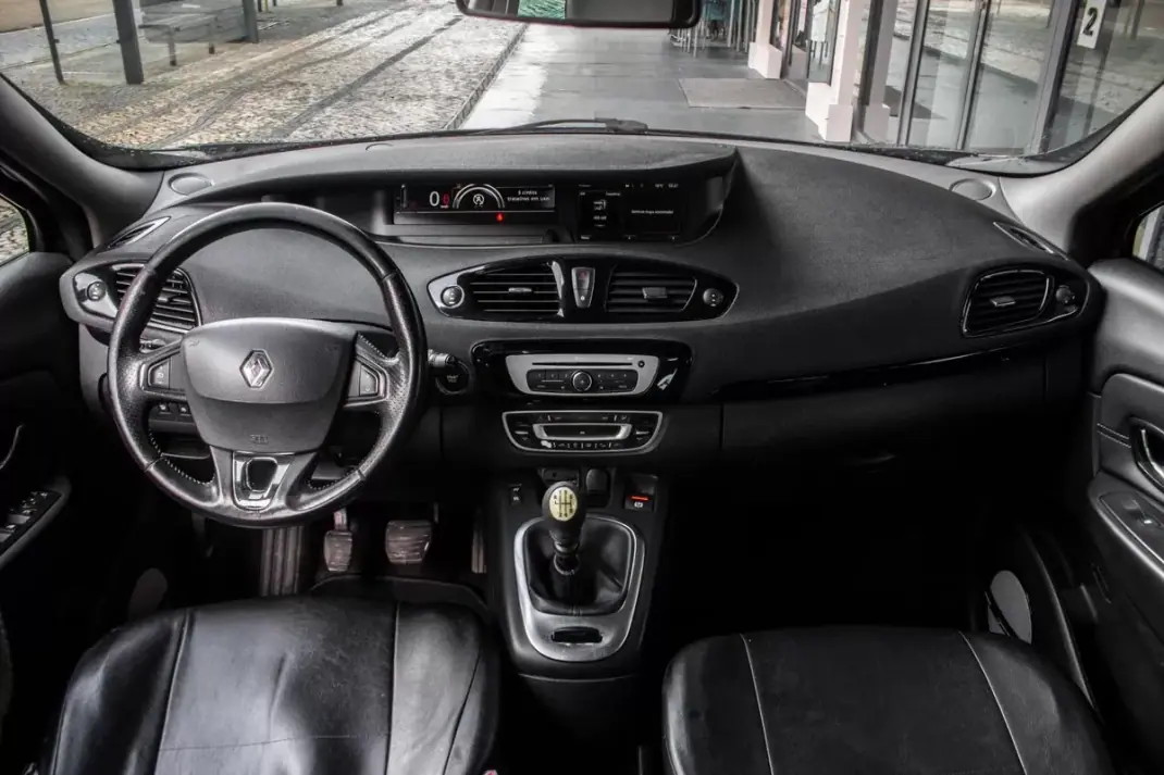 Renault Grand Scénic 2015 - 8990 EUR, 282413 km - AUTO.MOTO.pt - 282413km - foto 37 de 43