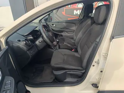 Renault Clio 2017 - 10900 EUR, 135702 km - AUTO.MOTO.pt - 135702km - foto 11 de 22