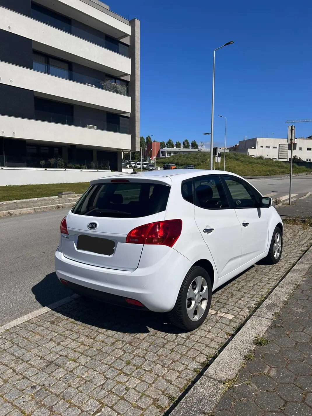 Kia Venga 2013 - 10500 EUR, 24000 km - AUTO.MOTO.pt - 24000km - foto 4 de 14