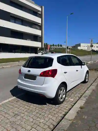 Kia Venga 2013 - 10500 EUR, 24000 km - AUTO.MOTO.pt - 24000km - foto 4 de 14