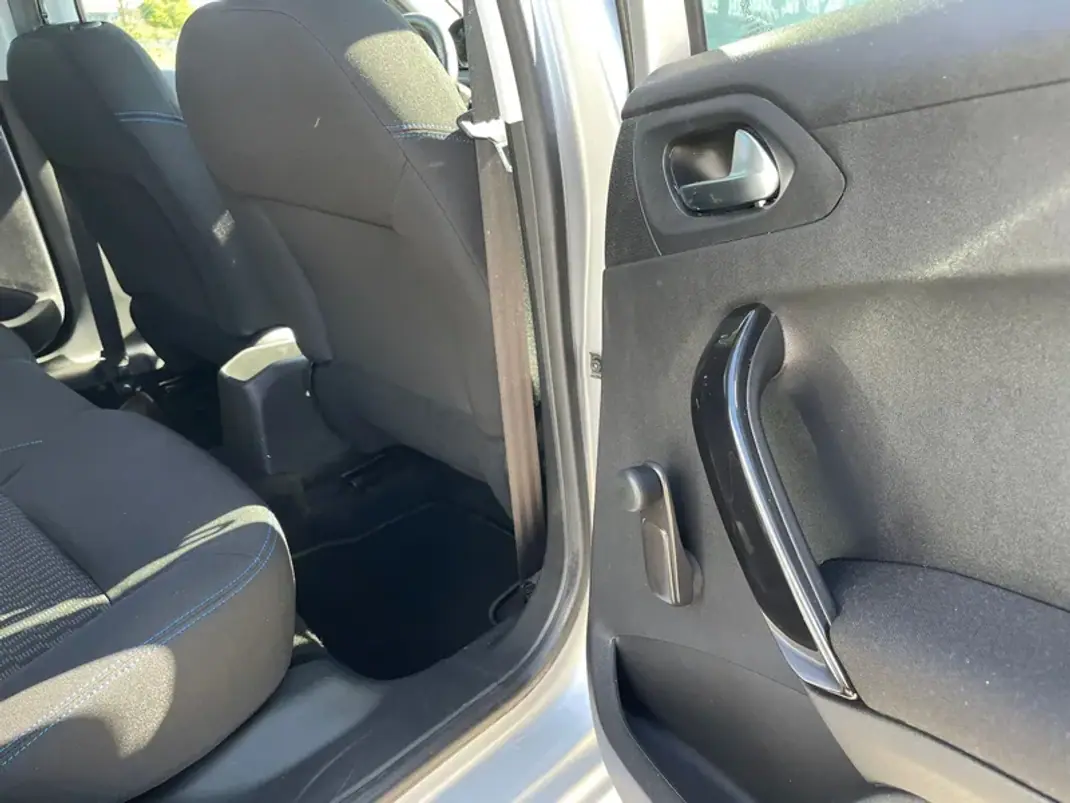 Peugeot 208 2018 - 12950 EUR, 88200 km - AUTO.MOTO.pt - 88200km - foto 13 de 17