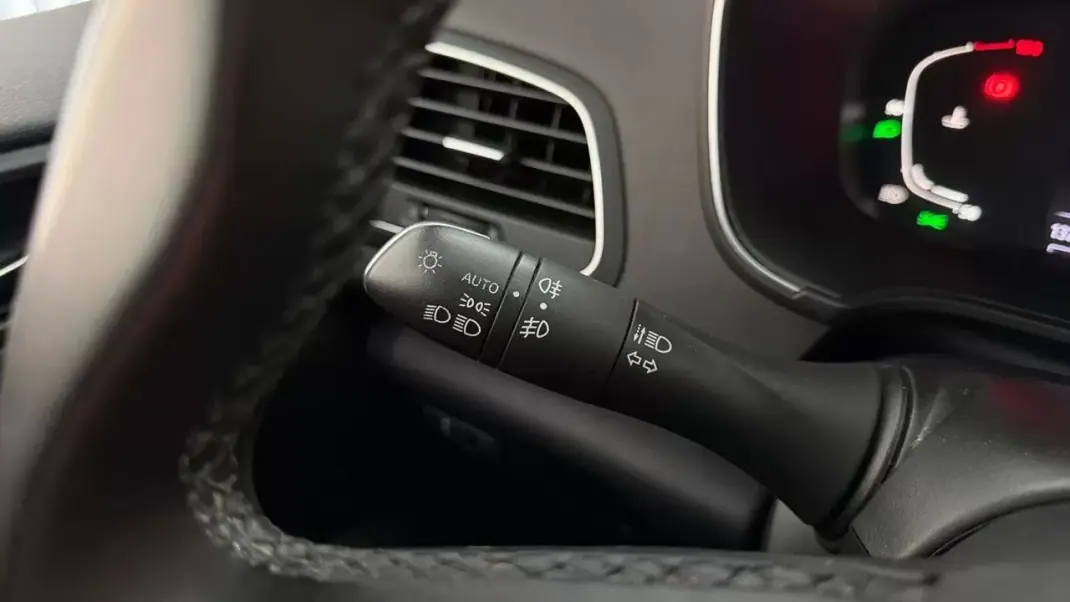 Renault Mégane Sport Tourer 2020 - 13990 EUR, 137993 km - AUTO.MOTO.pt - 137993km - foto 29 de 32