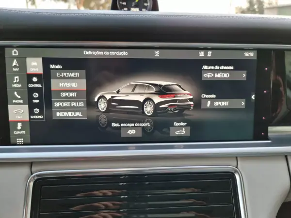 Porsche Panamera Sport Turismo 2018 - 84990 EUR, 147000 km - AUTO.MOTO.pt - 147000km - foto 14 de 50
