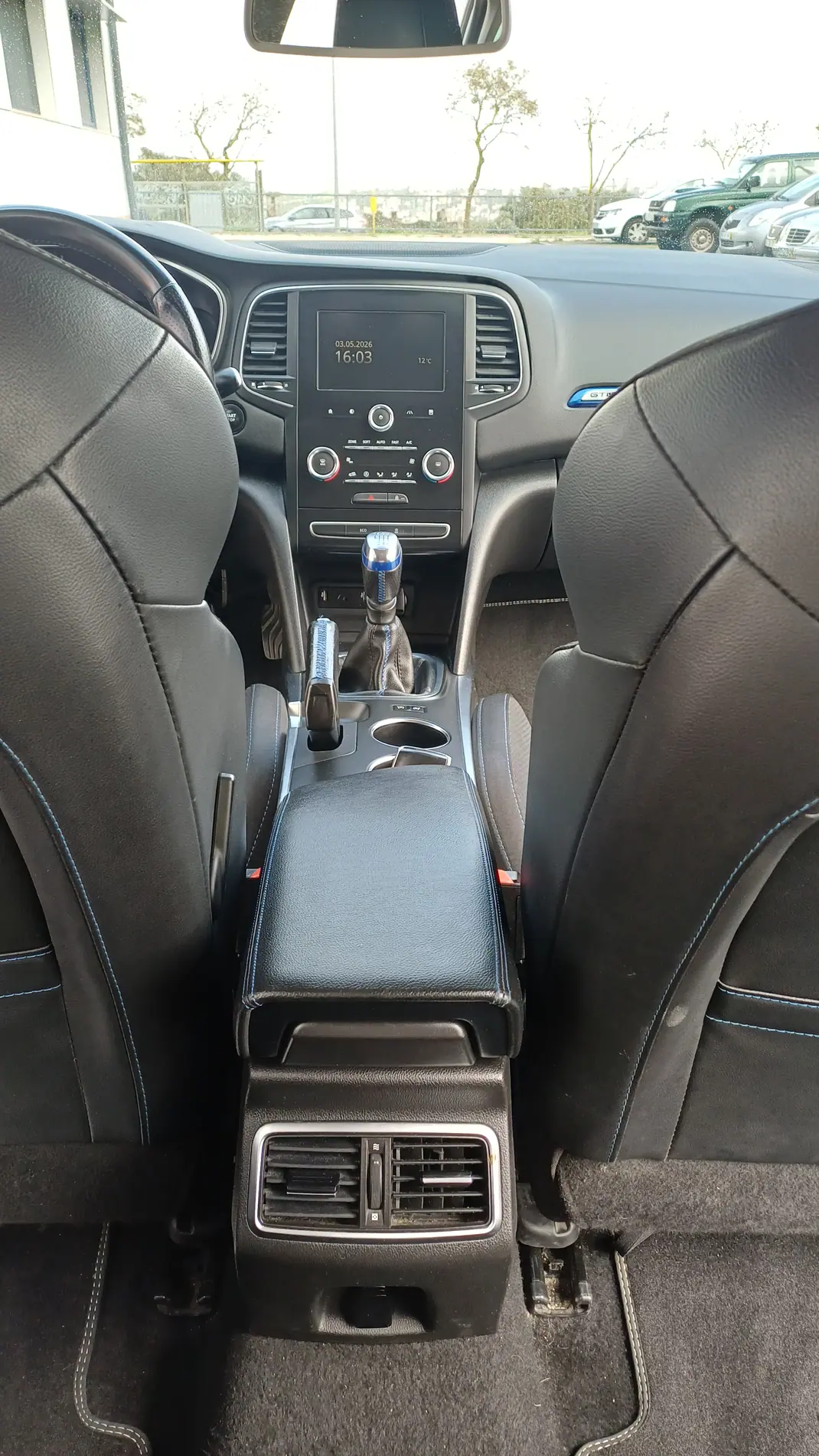 Renault Mégane 2018 - 12000 EUR, 124500 km - AUTO.MOTO.pt - 124500km - foto 13 de 17