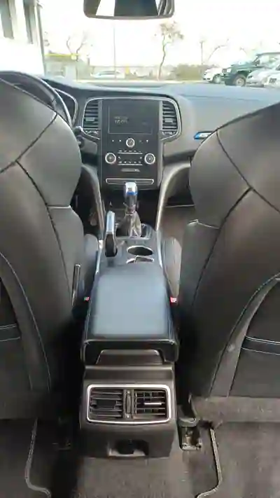 Renault Mégane 2018 - 12000 EUR, 124500 km - AUTO.MOTO.pt - 124500km - foto 13 de 17