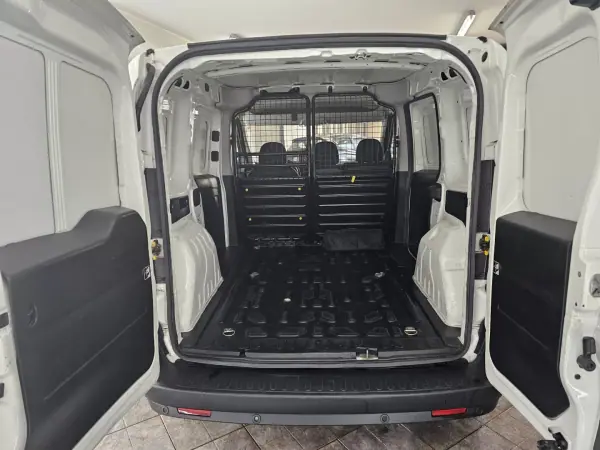 Fiat DOBLO CARGO 1.3 MULTIJET EASY 2018 - 10250 EUR, 177400 km - AUTO.MOTO.pt - 177400km - foto 22 de 26