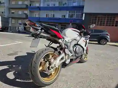 Honda CBR 1000RR 2008 - 7000 EUR, 31303 km - AUTO.MOTO.pt - 31303km - foto 2 de 12