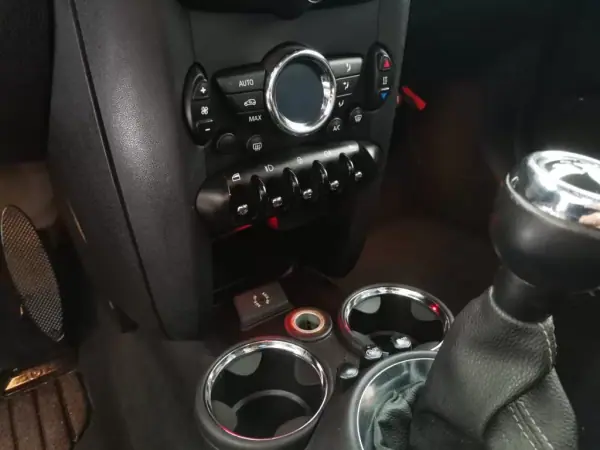 MINI Cooper 2013 - 12900 EUR, 166000 km - AUTO.MOTO.pt - 166000km - foto 13 de 17
