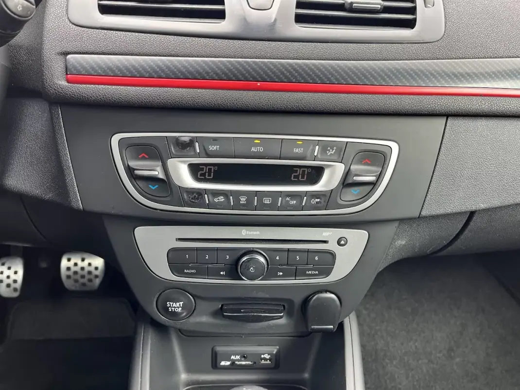 Renault Mégane Sport Tourer 2014 - 7750 EUR, 250000 km - AUTO.MOTO.pt - 250000km - foto 18 de 47