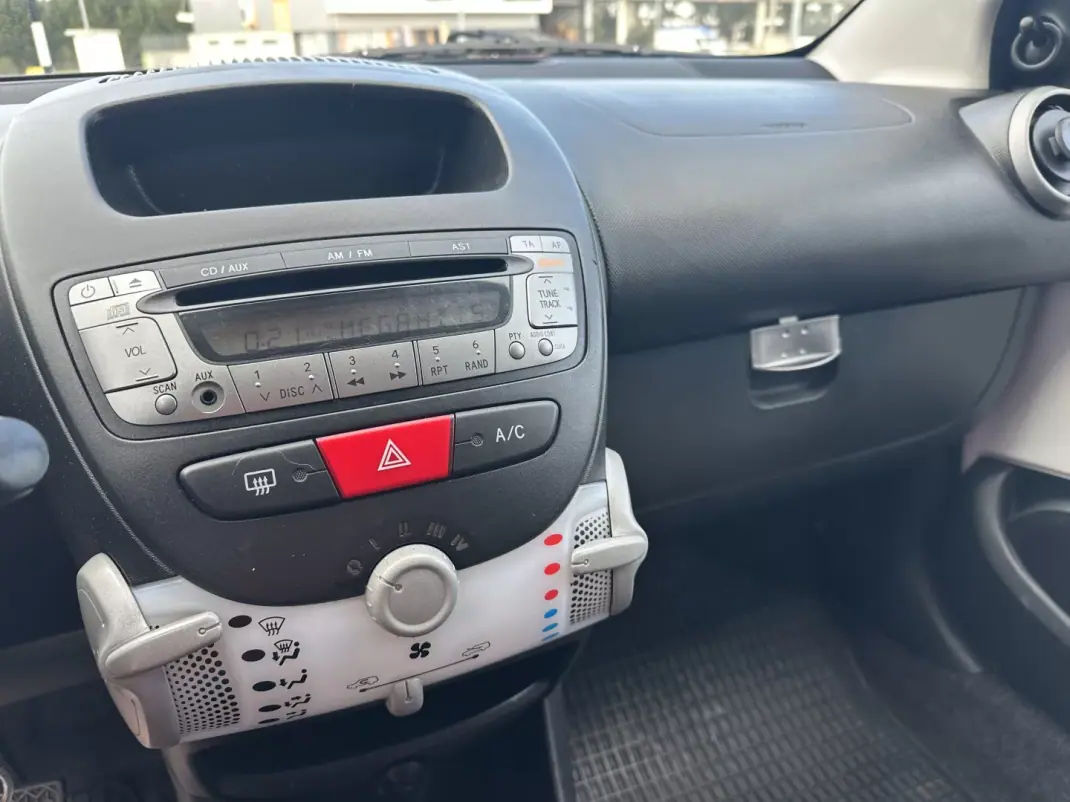 Toyota Aygo 2012 - 8290 EUR, 121000 km - AUTO.MOTO.pt - 121000km - foto 15 de 16