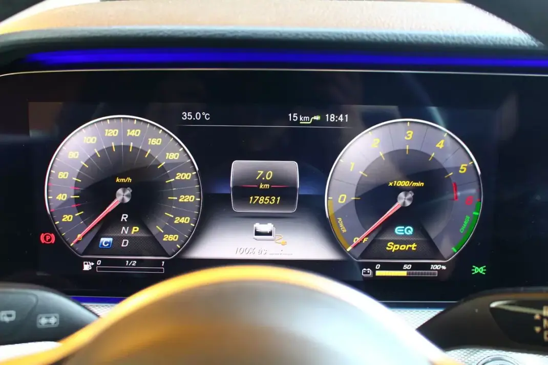 Mercedes-Benz E 300 2019 - 23900 EUR, 178524 km - AUTO.MOTO.pt - 178524km - foto 23 de 34