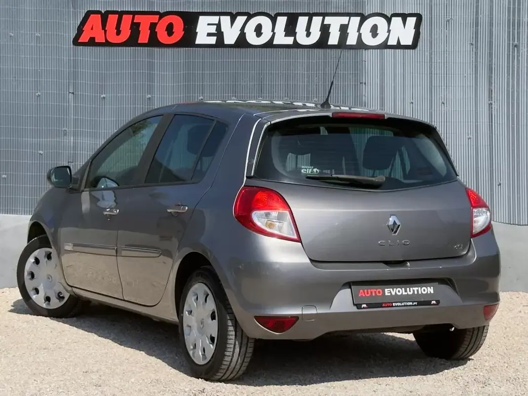 Renault Clio 2011 - 6450 EUR, 160000 km - AUTO.MOTO.pt - 160000km - foto 3 de 13