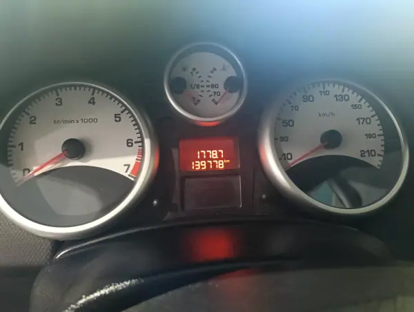 Peugeot 207 2008 - 4990 EUR, 139000 km - AUTO.MOTO.pt - 139000km - foto 10 de 16