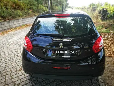 Peugeot 208 2014 - 7750 EUR, 96000 km - AUTO.MOTO.pt - 96000km - foto 6 de 29
