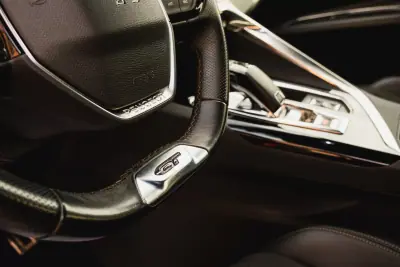 Peugeot 5008 2021 - 24000 EUR, 128300 km - AUTO.MOTO.pt - 128300km - foto 12 de 23