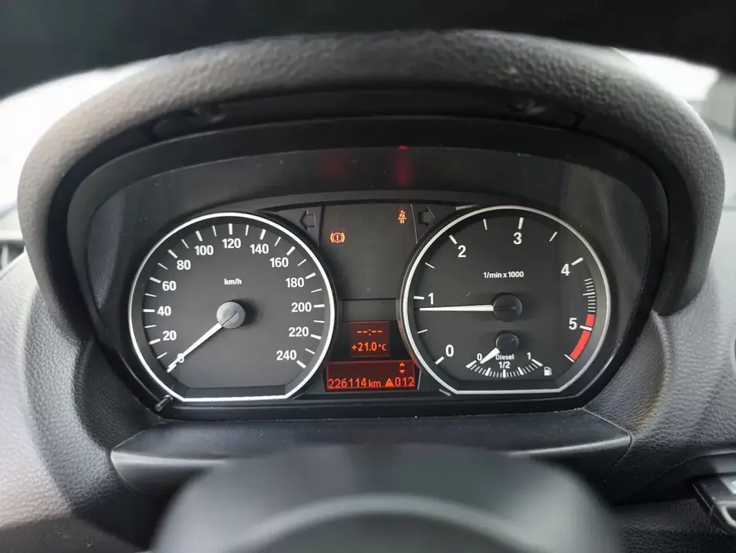 BMW 118 2008 - 6750 EUR, 226114 km - AUTO.MOTO.pt - 226114km - foto 12 de 19