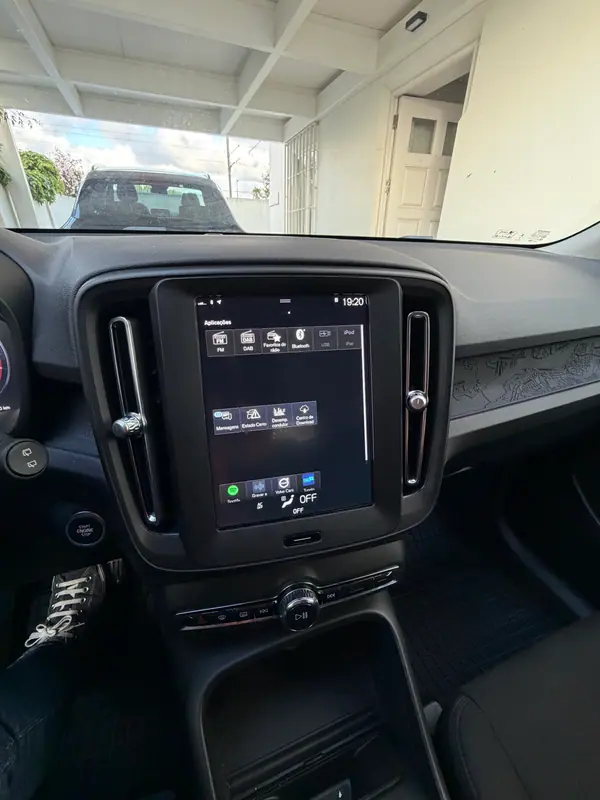 Volvo XC 40 2023 - 27000 EUR, 75000 km - AUTO.MOTO.pt - 75000km - foto 2 de 4