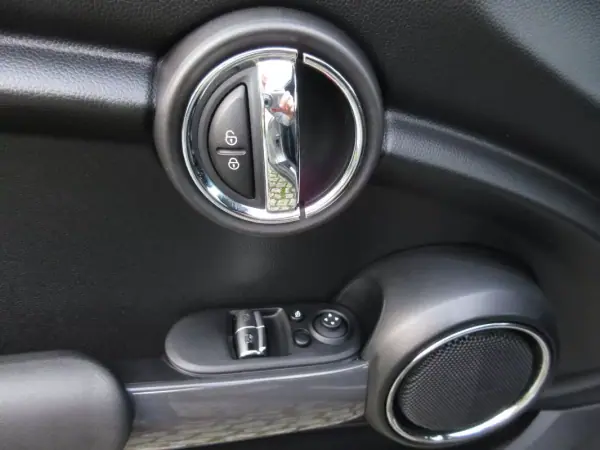 MINI 3 Portas 2018 - 18490 EUR, 164000 km - AUTO.MOTO.pt - 164000km - foto 23 de 53