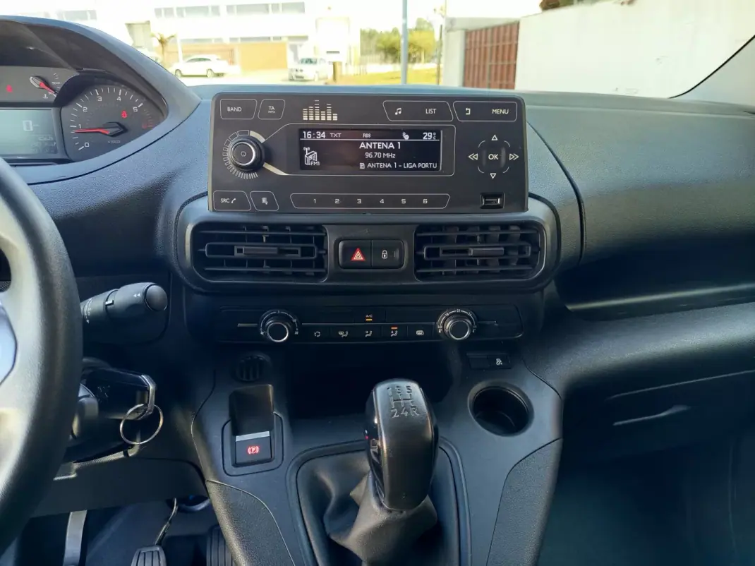 Peugeot Partner 2019 - 12990 EUR, 91000 km - AUTO.MOTO.pt - 91000km - foto 15 de 16