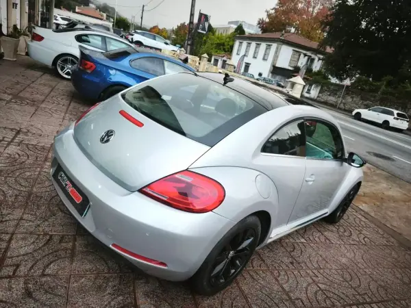 Volkswagen New Beetle 2012 - 12500 EUR, 170000 km - AUTO.MOTO.pt - 170000km - foto 8 de 26