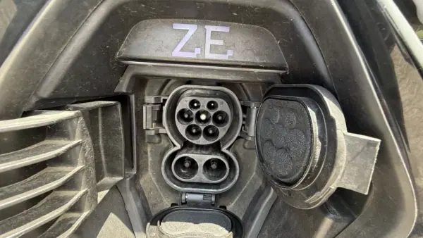 Renault Zoe 2020 - 12900 EUR, 139000 km - AUTO.MOTO.pt - 139000km - foto 2 de 21