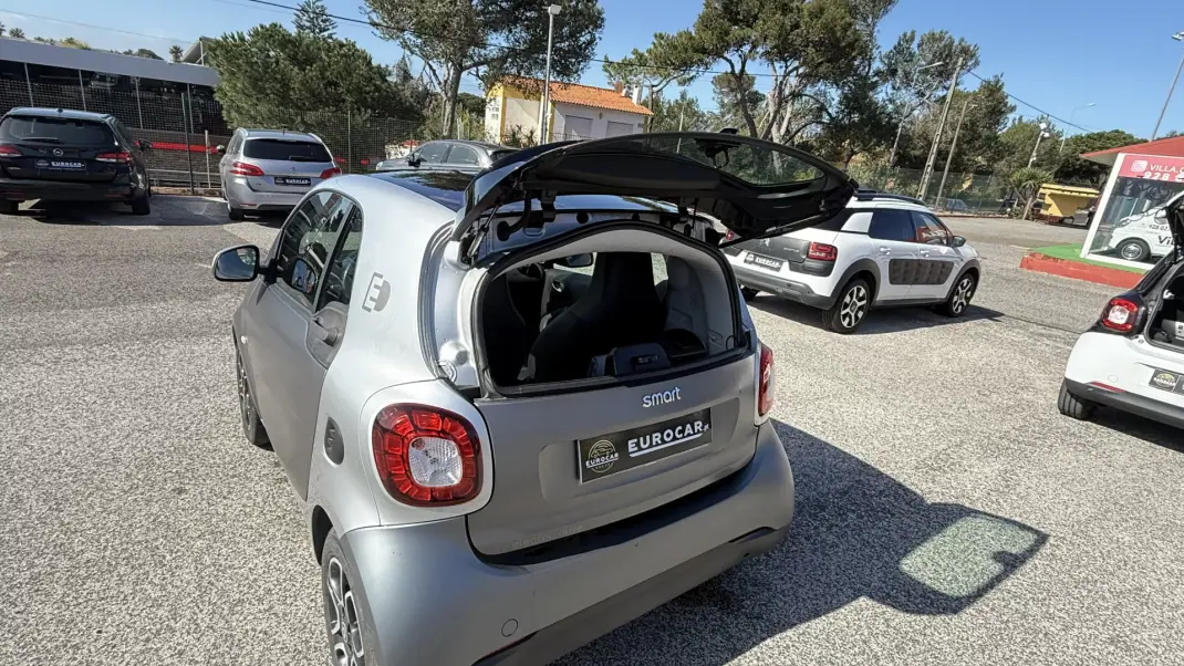 Smart Fortwo Cabrio 2018 - 10490 EUR, 55157 km - AUTO.MOTO.pt - 55157km - foto 30 de 40