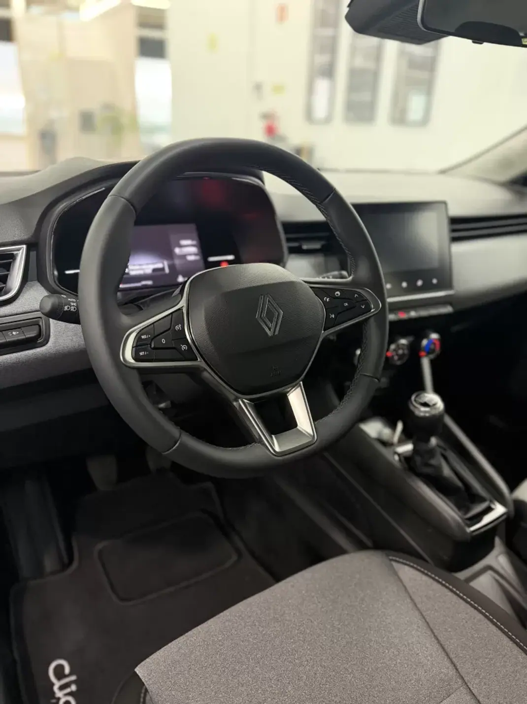 Renault Clio 2024 - 19500 EUR, 14000 km - AUTO.MOTO.pt - 14000km - foto 12 de 18