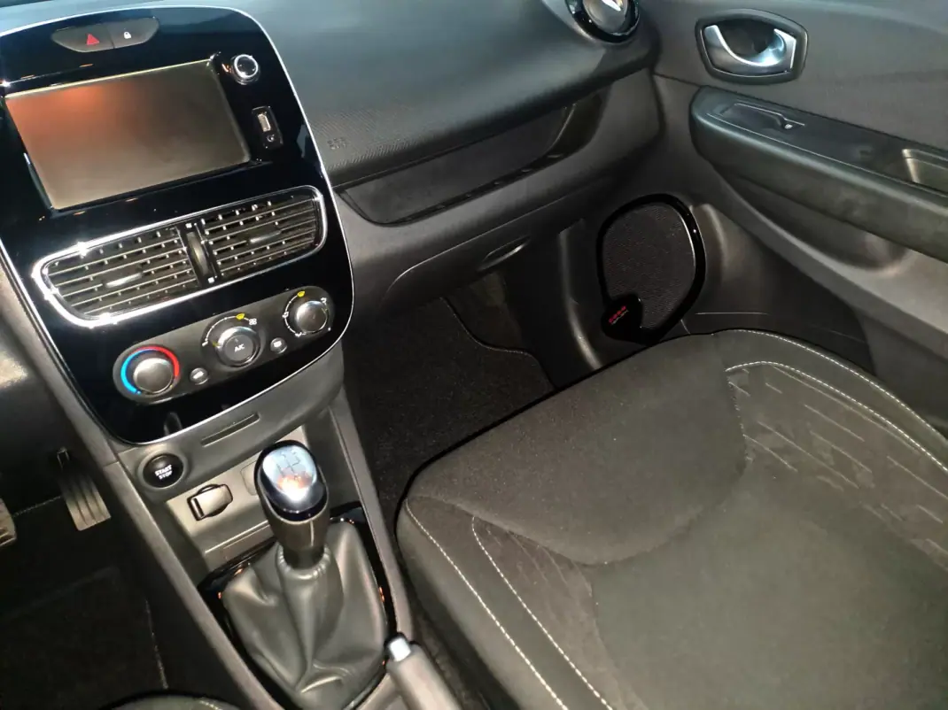 Renault Clio Sport Tourer 2020 - 9990 EUR, 120000 km - AUTO.MOTO.pt - 120000km - foto 12 de 22