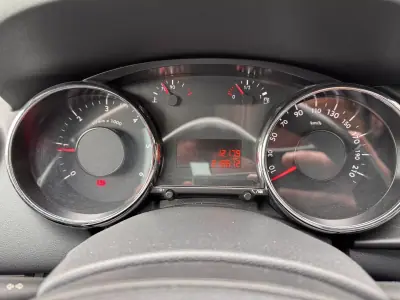 Peugeot 3008 2011 - 7900 EUR, 218000 km - AUTO.MOTO.pt - 218000km - foto 11 de 22