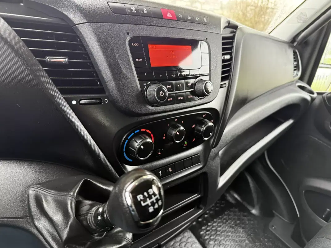 Iveco DAILY 35-140 CONTENTOR E PLATAFORMA 2020 - 28490 EUR, 91000 km - AUTO.MOTO.pt - 91000km - foto 25 de 34