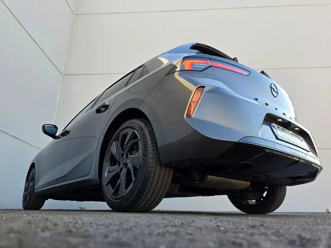 Opel Astra 2023 - 19900 EUR, 16940 km - AUTO.MOTO.pt - 16940km - foto 10 de 39