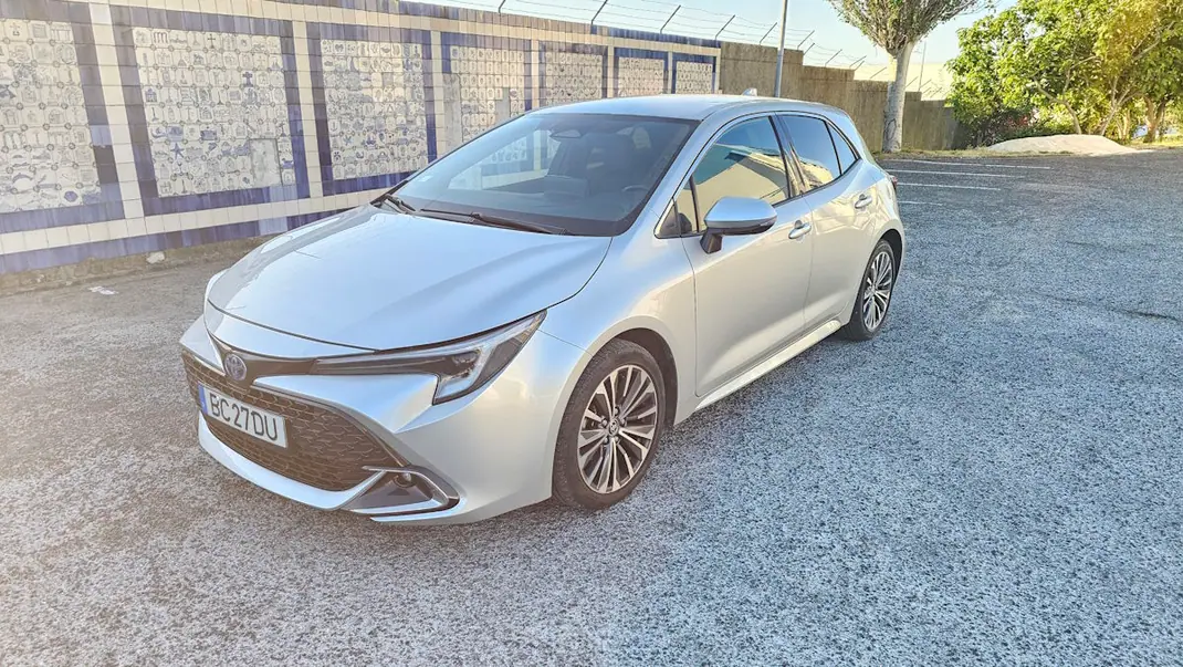 Toyota Corolla 2023 - 25900 EUR, 52000 km - AUTO.MOTO.pt - 52000km - foto 1 de 14