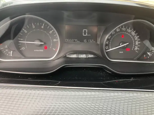 Peugeot 208 2016 - 9990 EUR, 66875 km - AUTO.MOTO.pt - 66875km - foto 11 de 23