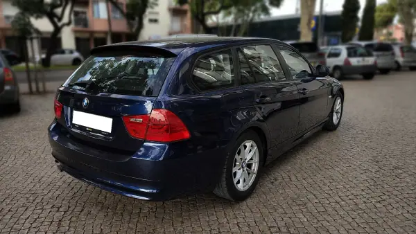 BMW 318 2012 - 10999 EUR, 210000 km - AUTO.MOTO.pt - 210000km - foto 4 de 9