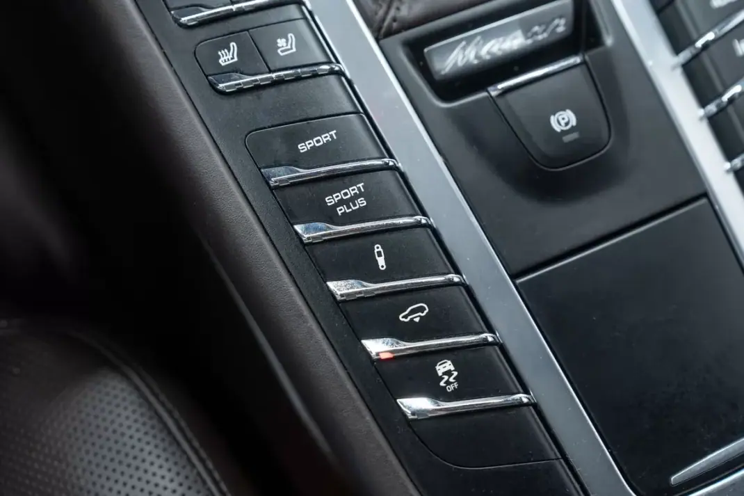 Porsche Macan 2016 - 49950 EUR, 131000 km - AUTO.MOTO.pt - 131000km - foto 48 de 53