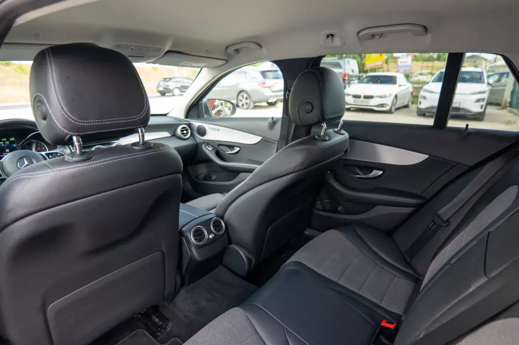 Mercedes-Benz C 300e 2020 - 26900 EUR, 109000 km - AUTO.MOTO.pt - 109000km - foto 26 de 36
