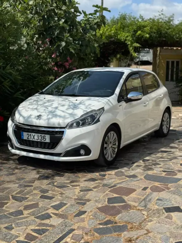 Peugeot 208 2013 - 14990 EUR, 103386 km - AUTO.MOTO.pt - 103386km - foto 2 de 10