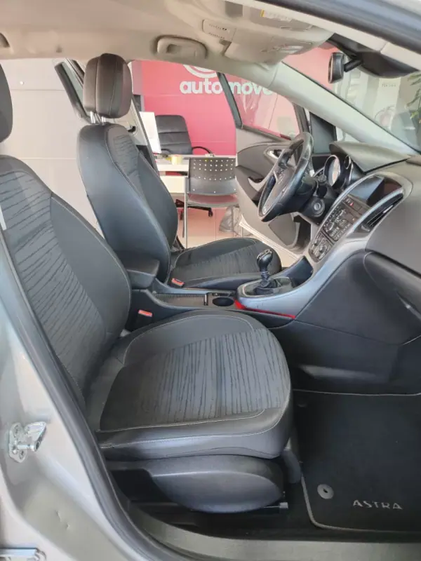 Opel Astra Sports Tourer 2015 - 8350 EUR, 208000 km - AUTO.MOTO.pt - 208000km - foto 18 de 33