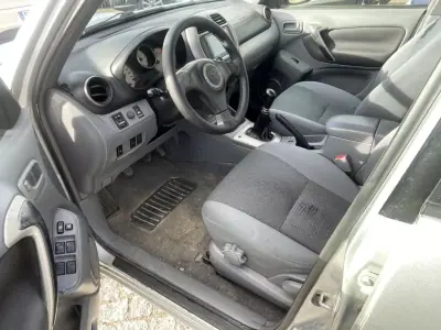 Toyota RAV4 2002 - 11450 EUR, 350453 km - AUTO.MOTO.pt - 350453km - foto 4 de 9