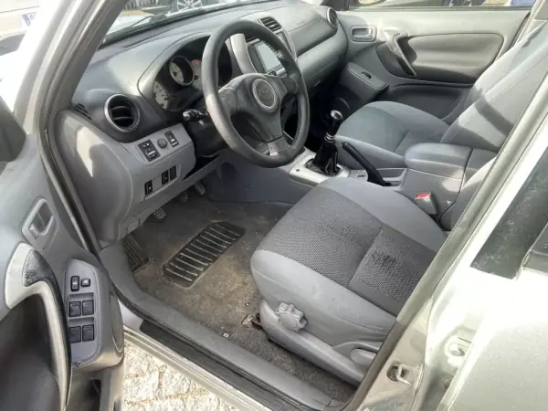 Toyota RAV4 2002 - 11450 EUR, 350453 km - AUTO.MOTO.pt - 350453km - foto 4 de 9